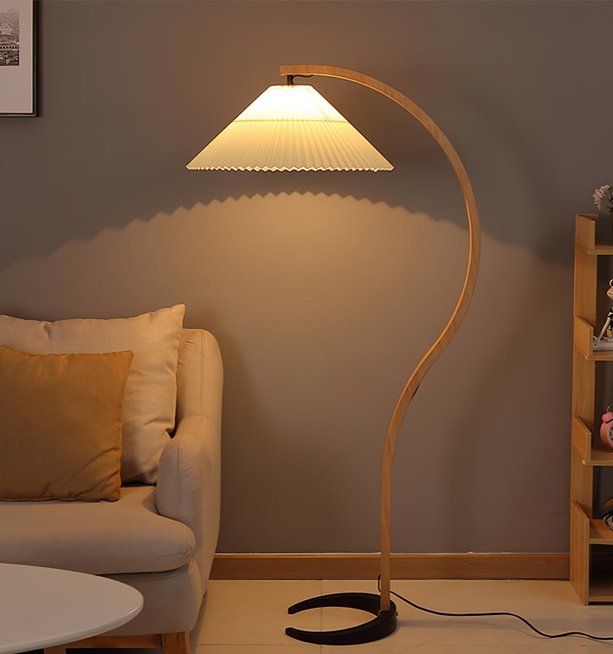 Stojací lampa s bukovým dřevem