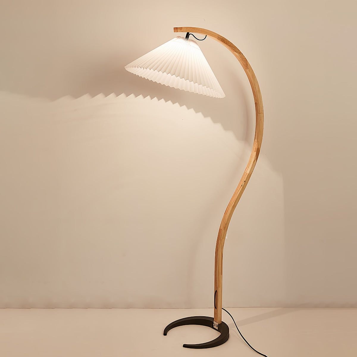 Stojací lampa s bukovým dřevem