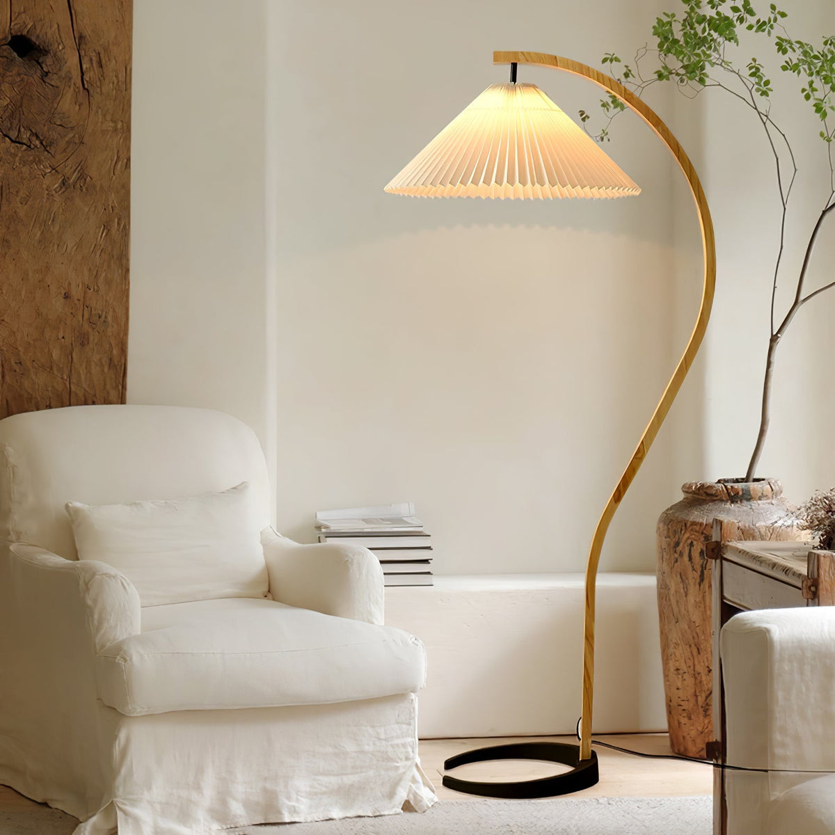 Stojací lampa s bukovým dřevem
