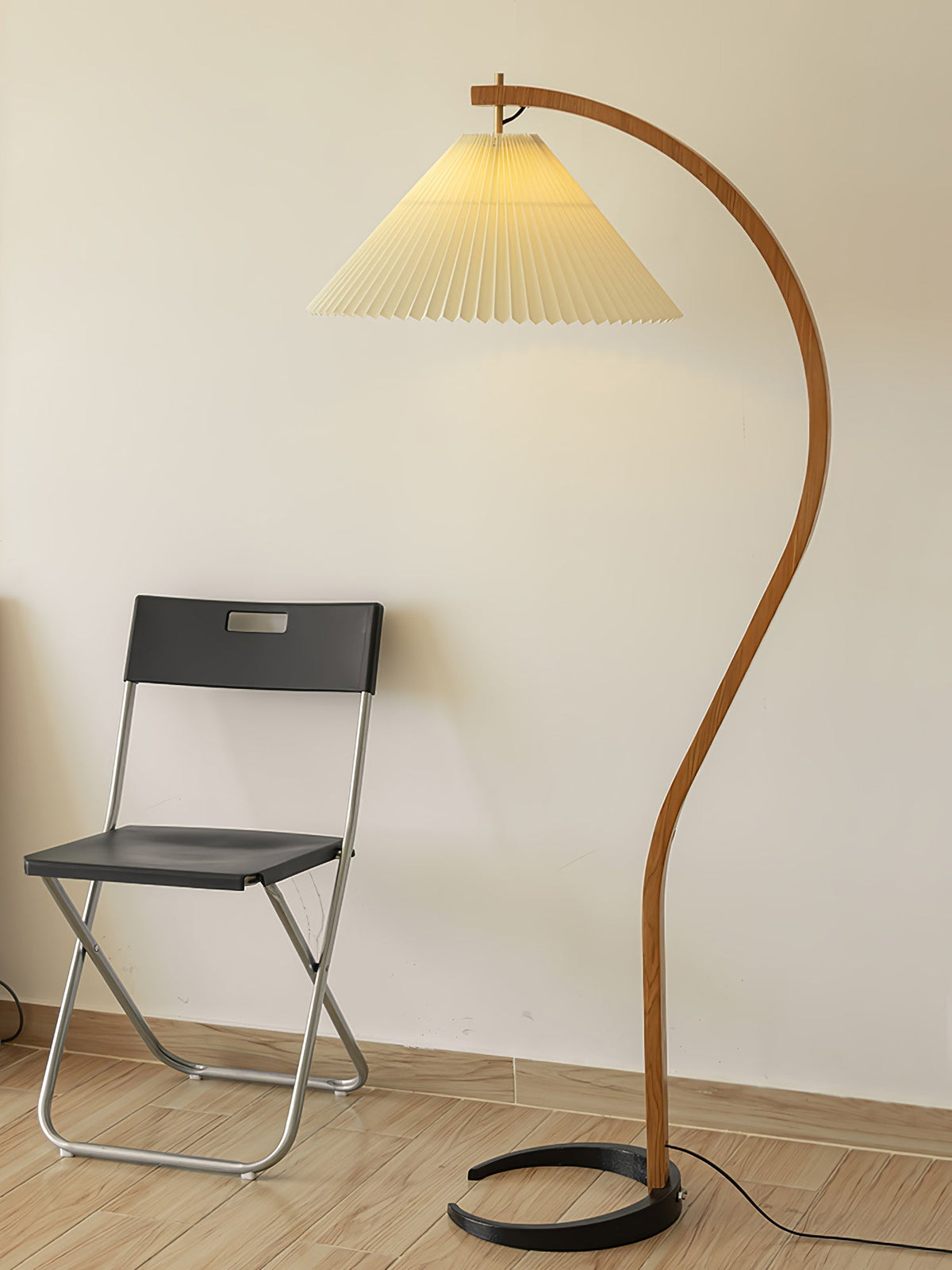 Stojací lampa s bukovým dřevem