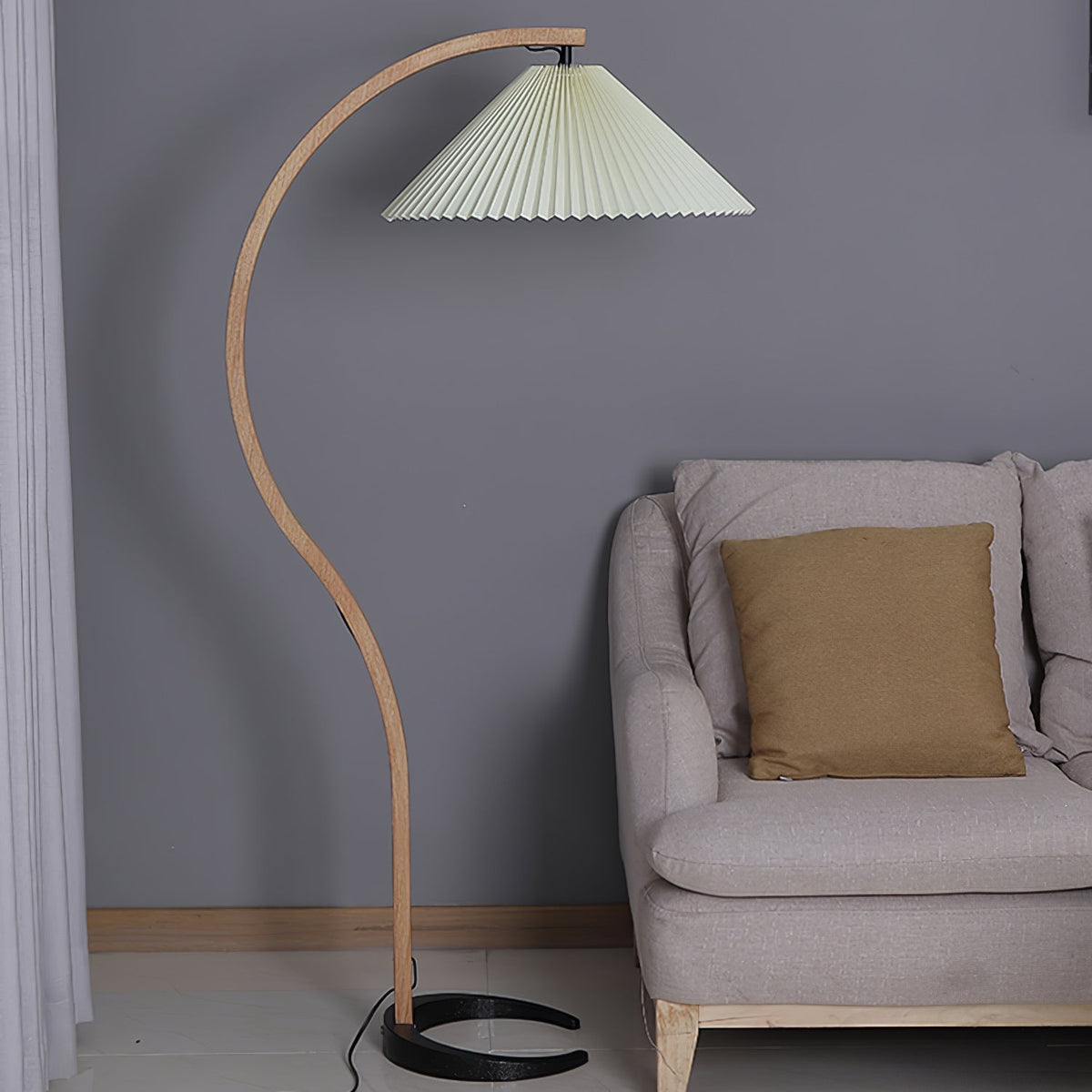 Stojací lampa s bukovým dřevem