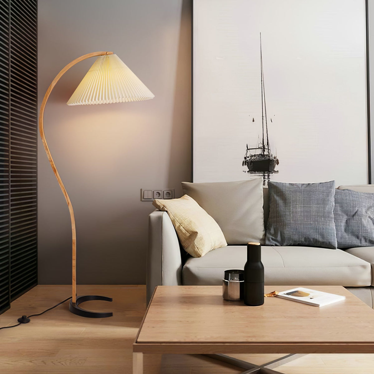 Stojací lampa s bukovým dřevem