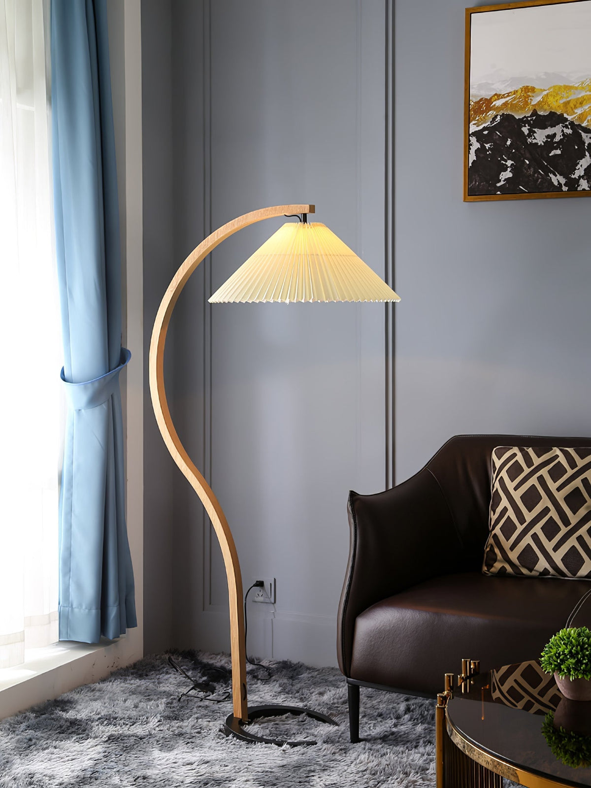 Stojací lampa s bukovým dřevem