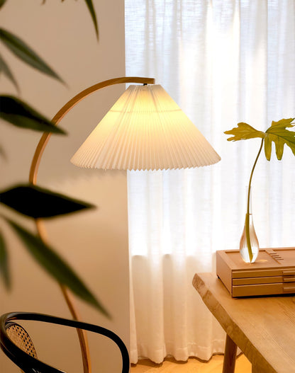 Stojací lampa s bukovým dřevem