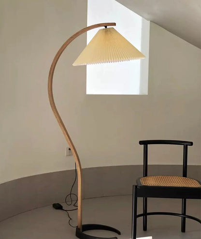 Stojací lampa s bukovým dřevem