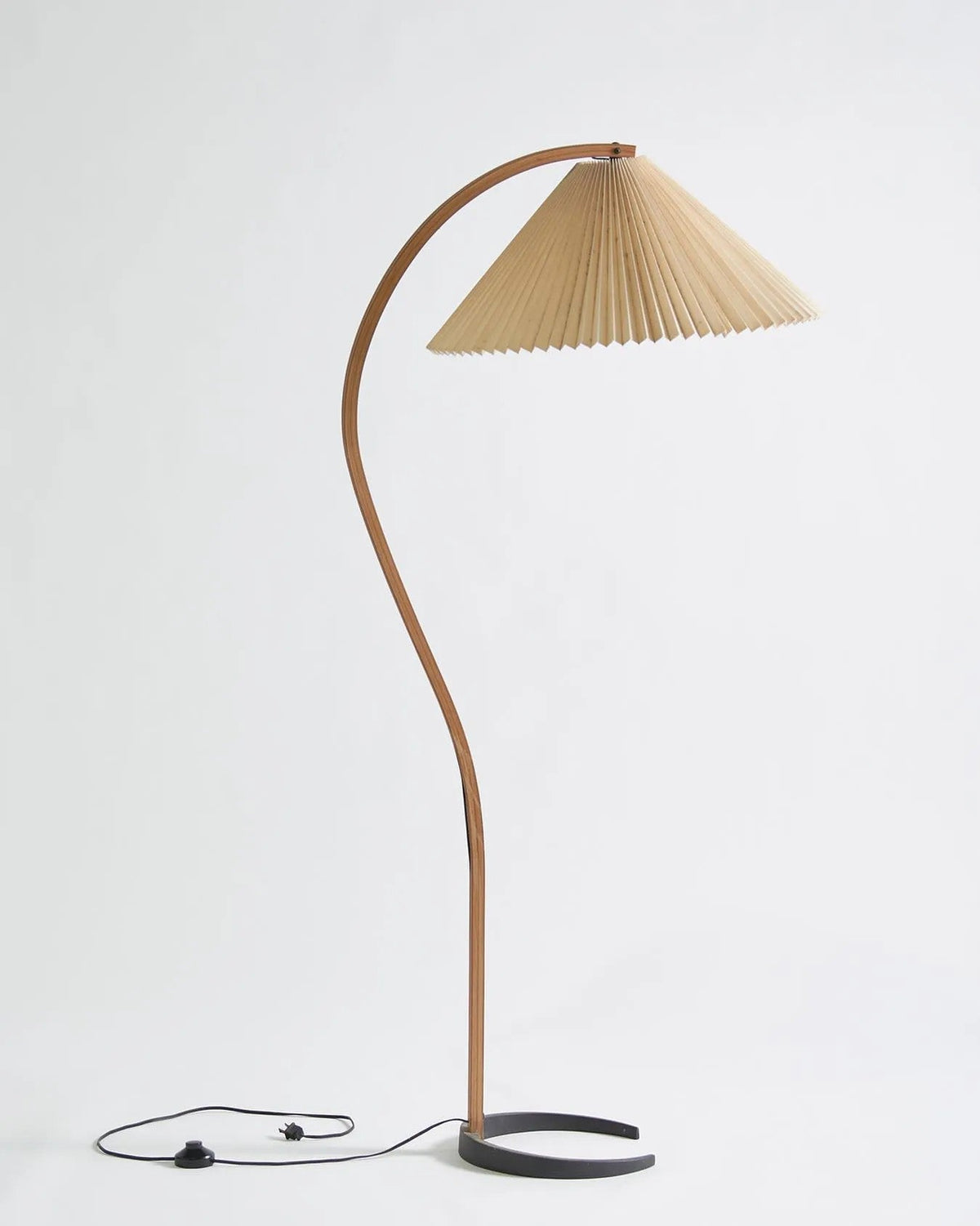 Stojací lampa s bukovým dřevem