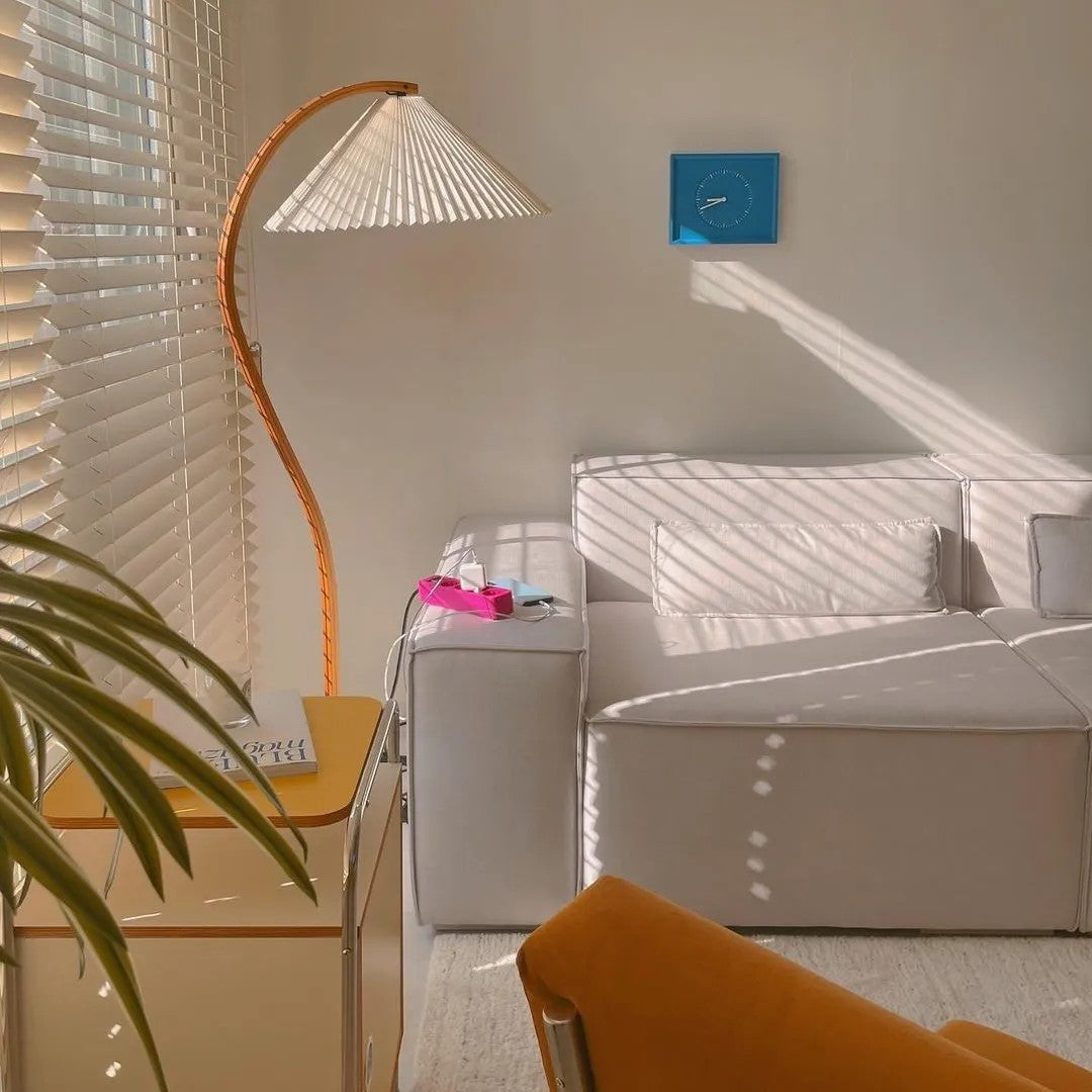 Stojací lampa s bukovým dřevem