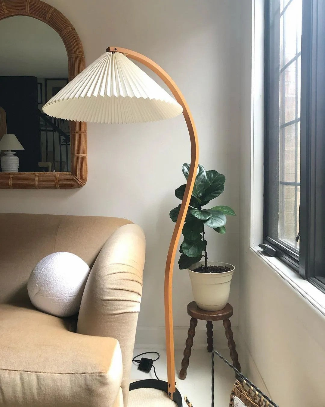 Stojací lampa s bukovým dřevem