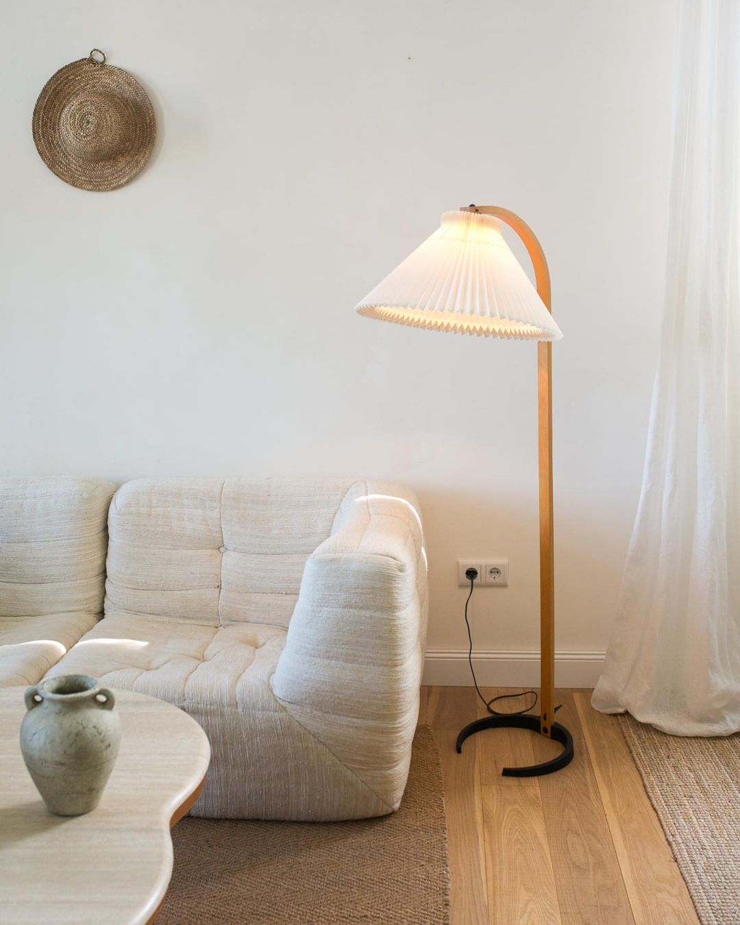 Stojací lampa s bukovým dřevem