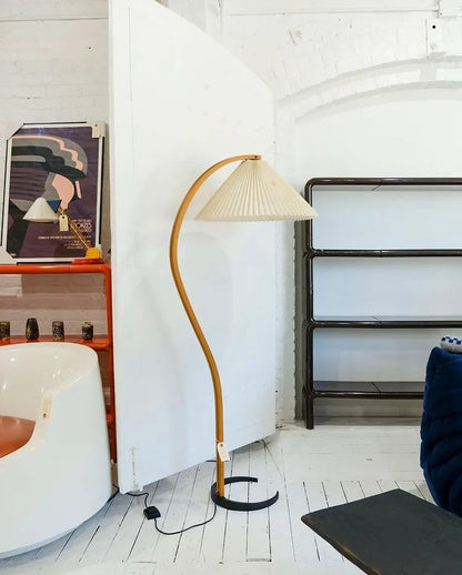 Stojací lampa s bukovým dřevem