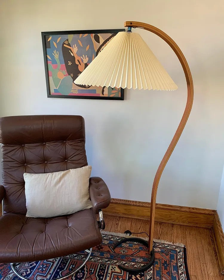 Stojací lampa s bukovým dřevem