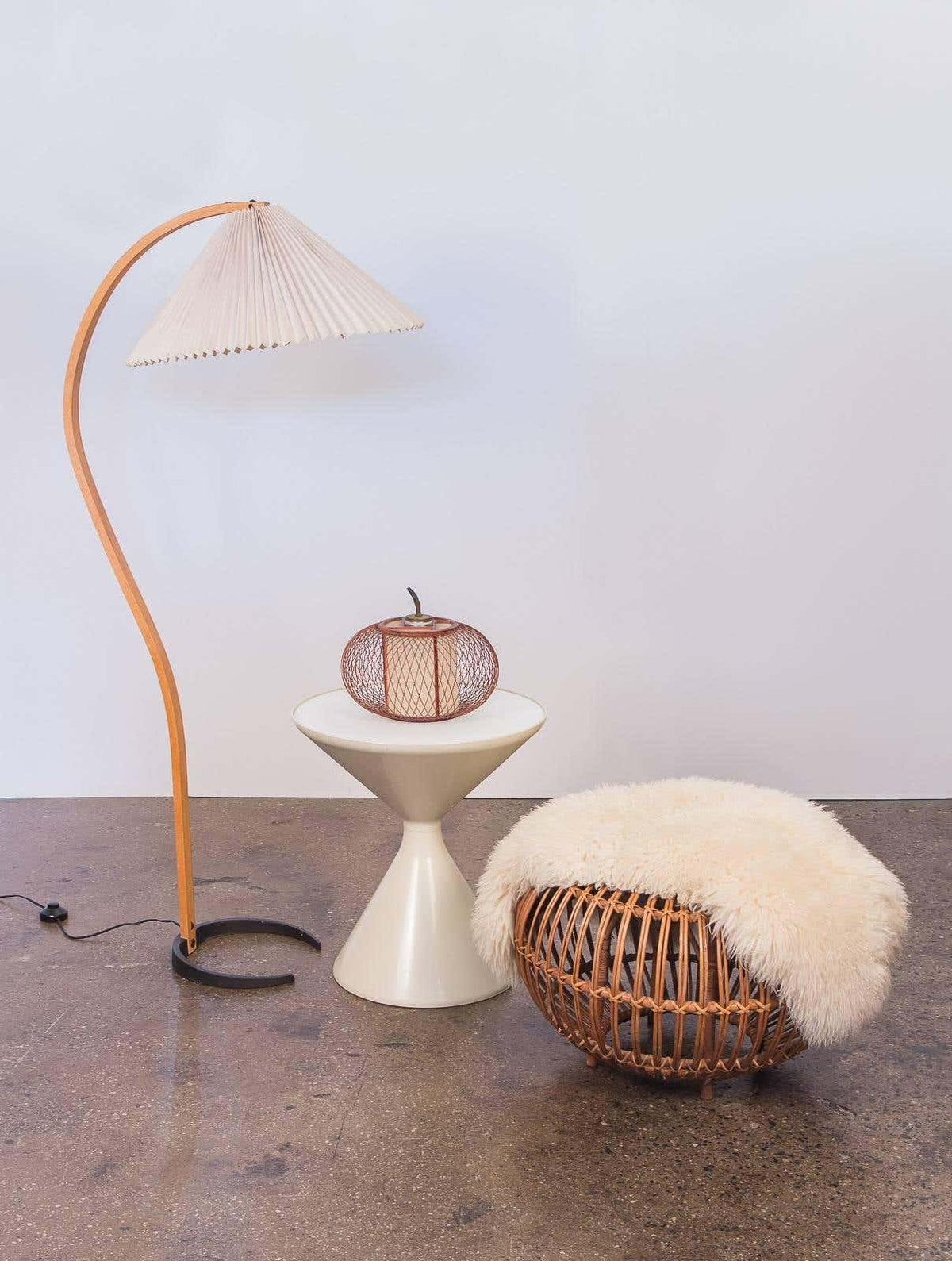 Stojací lampa s bukovým dřevem