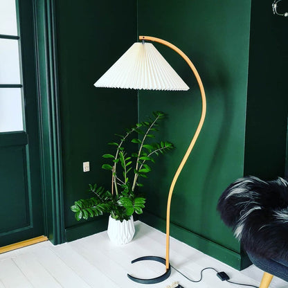 Stojací lampa s bukovým dřevem