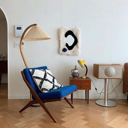 Stojací lampa s bukovým dřevem