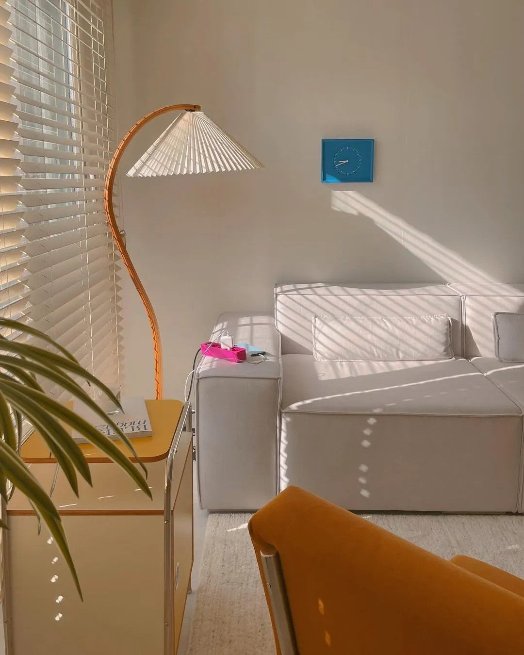 Stojací lampa s bukovým dřevem