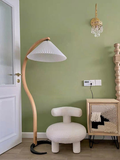 Stojací lampa s bukovým dřevem