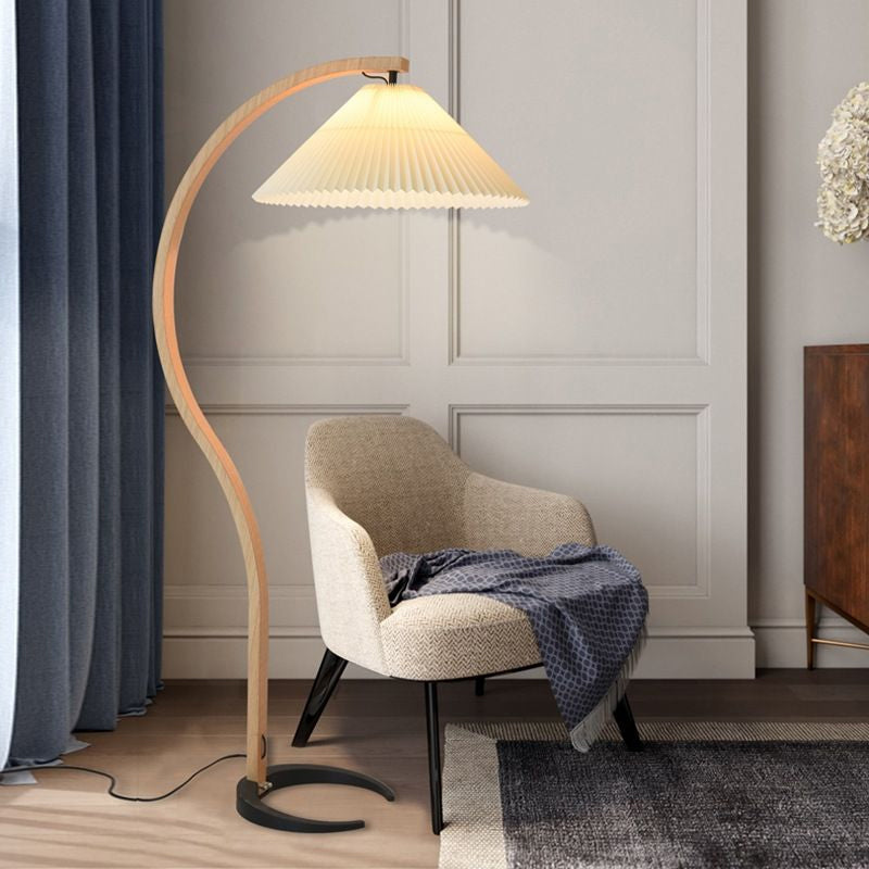 Stojací lampa s bukovým dřevem
