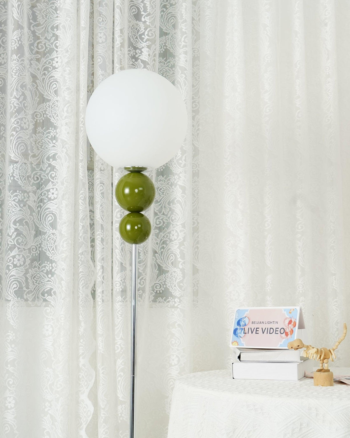 LED stojací lampa s nožním spínačem