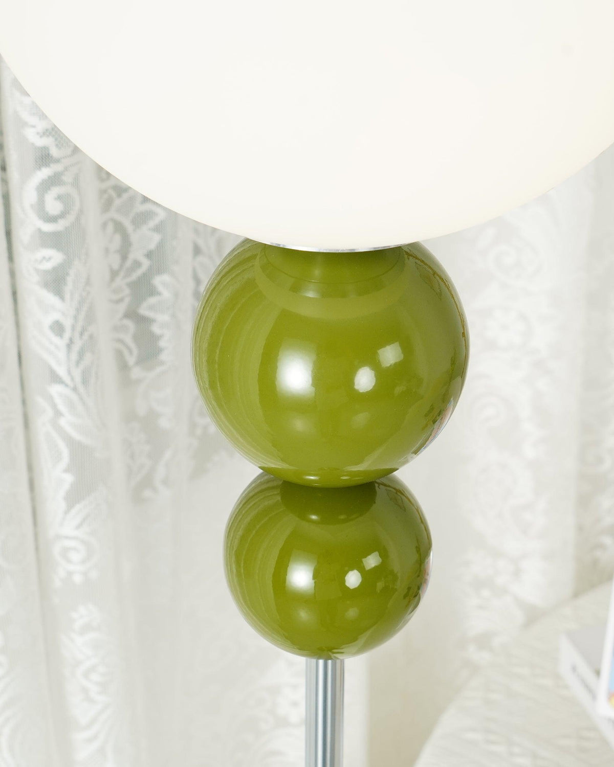 LED stojací lampa s nožním spínačem