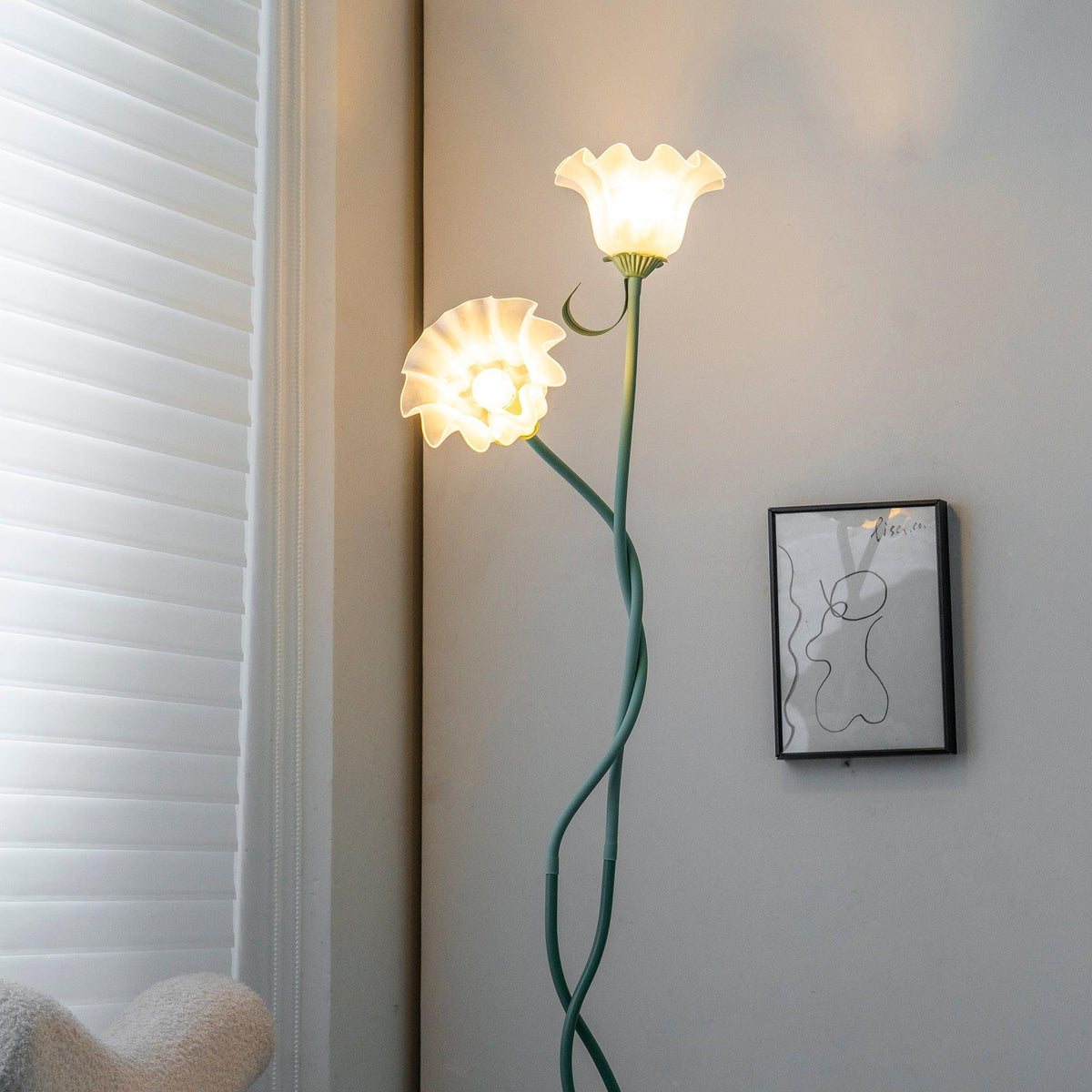 Lampa podłogowa z motywem kwiatowym