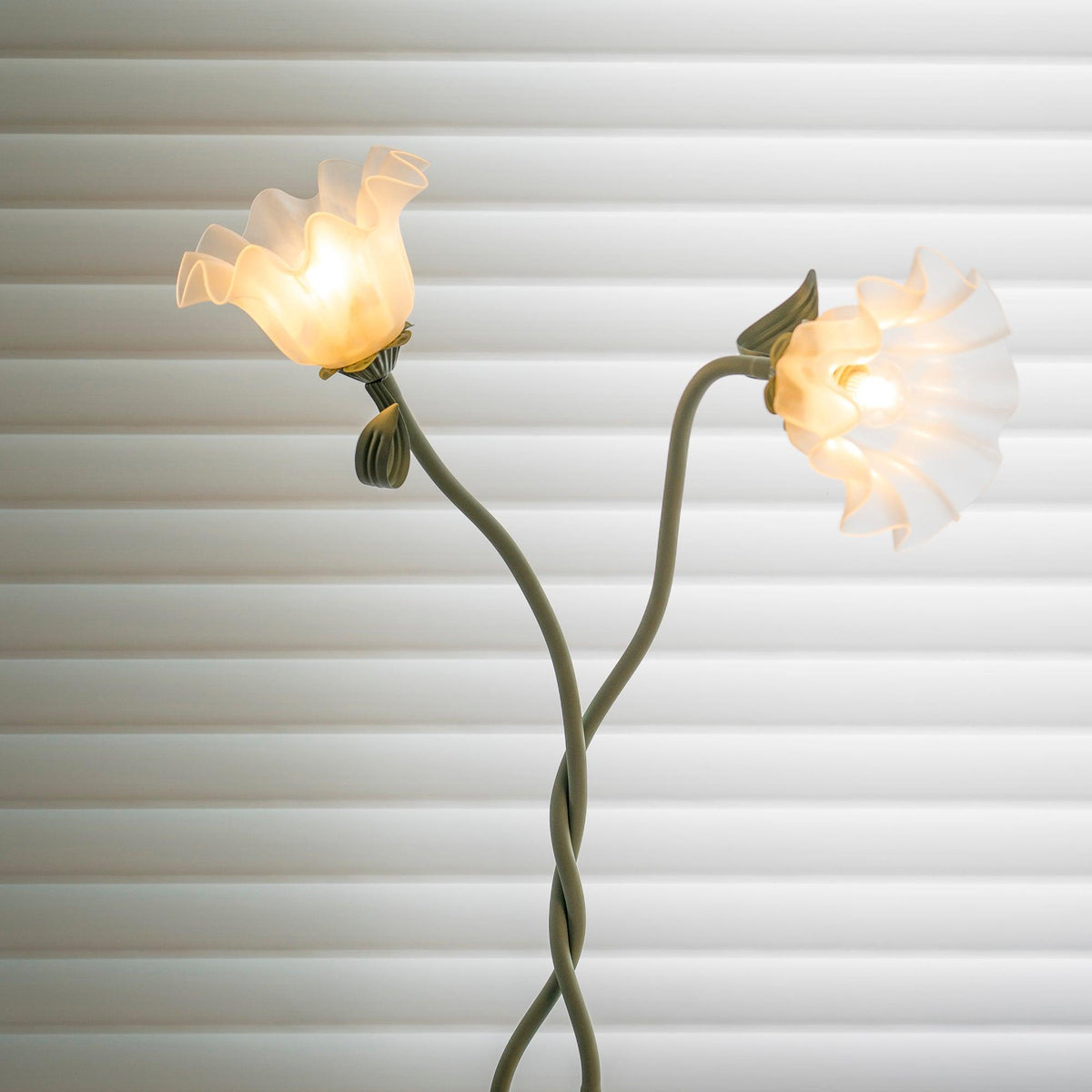 Lampa podłogowa z motywem kwiatowym