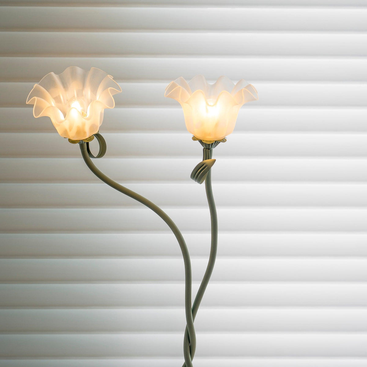 Lampa podłogowa z motywem kwiatowym