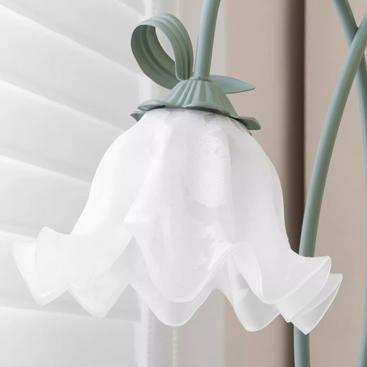 Lampa podłogowa z motywem kwiatowym