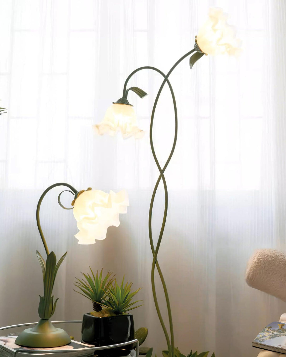 Lampa podłogowa z motywem kwiatowym