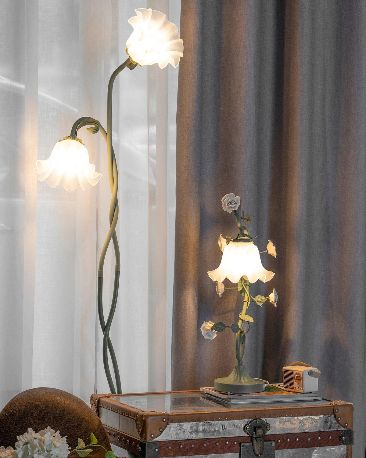 Lampa podłogowa z motywem kwiatowym