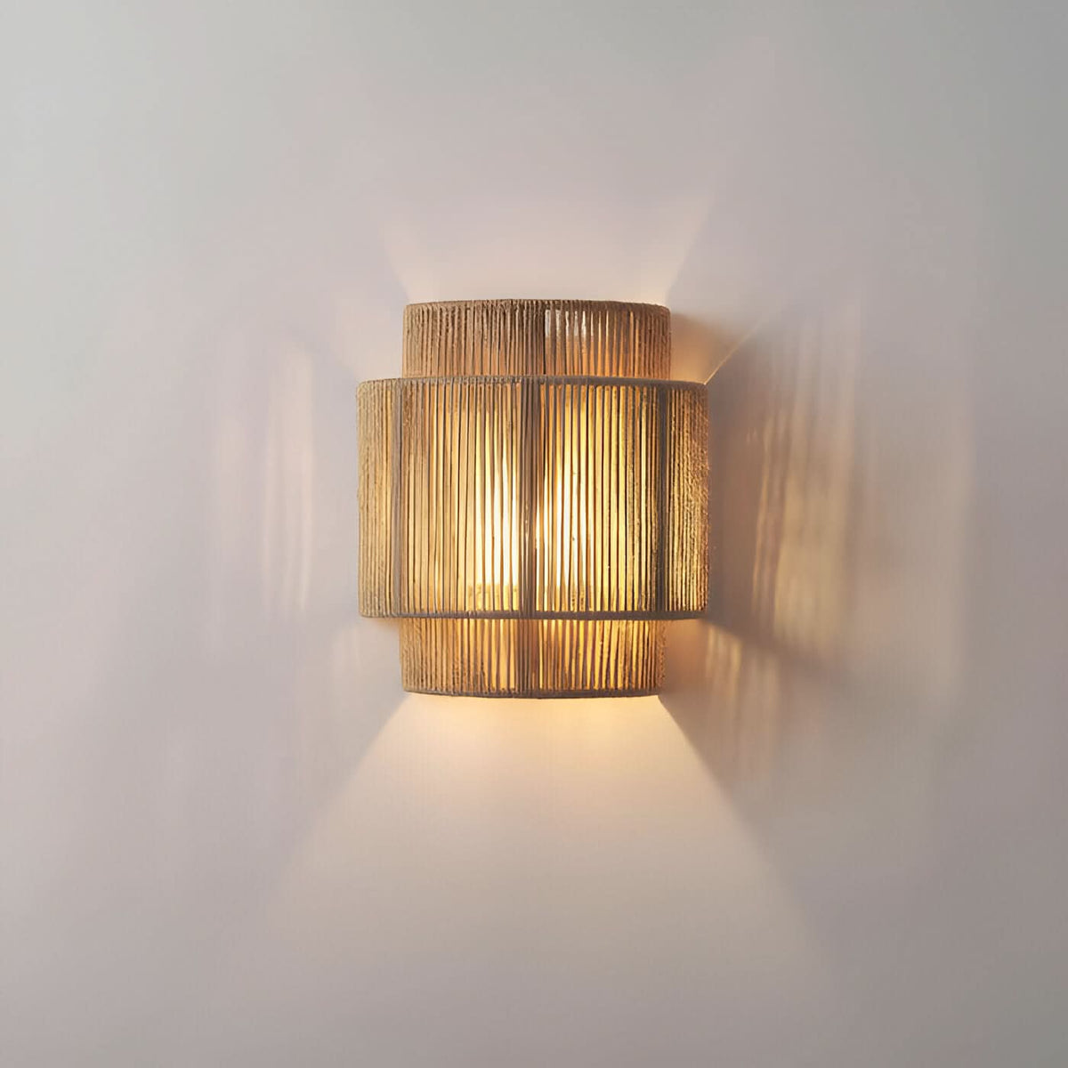 Lampa ścienna z plecionym kloszem