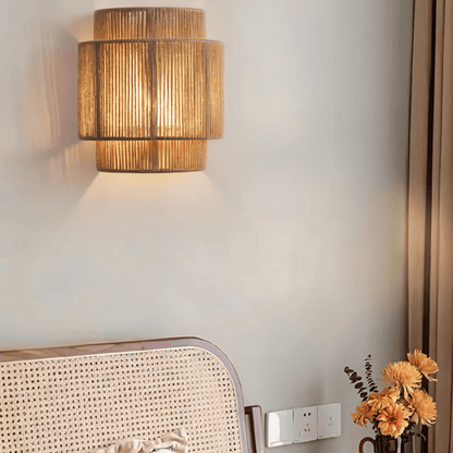 Lampa ścienna z plecionym kloszem