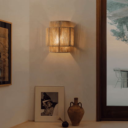 Lampa ścienna z plecionym kloszem