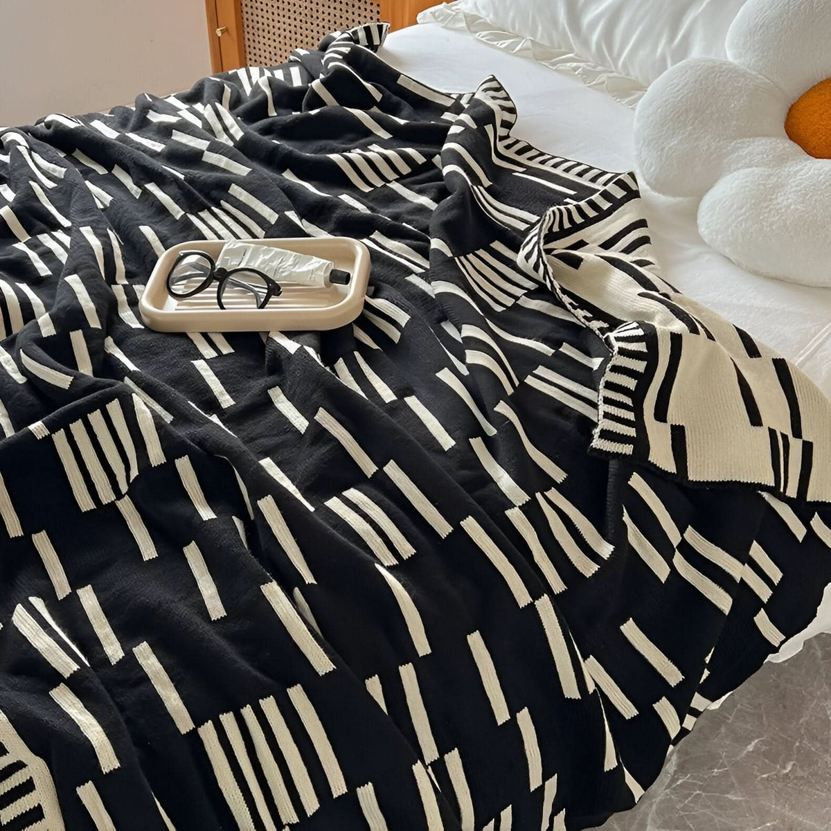 Couverture à motif noir et beige