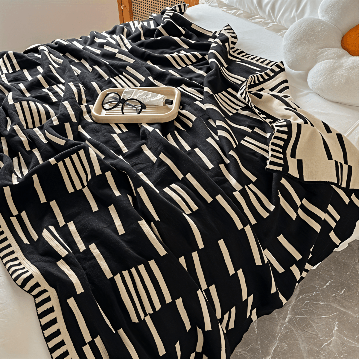 Couverture à motif noir et beige