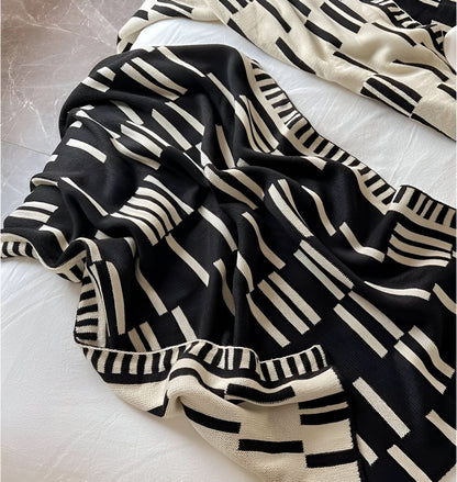 Couverture à motif noir et beige