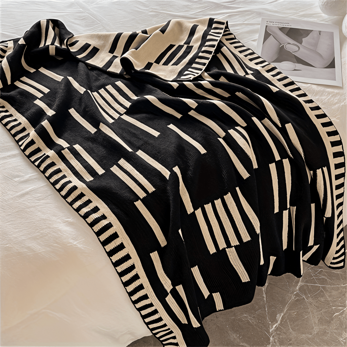Couverture à motif noir et beige