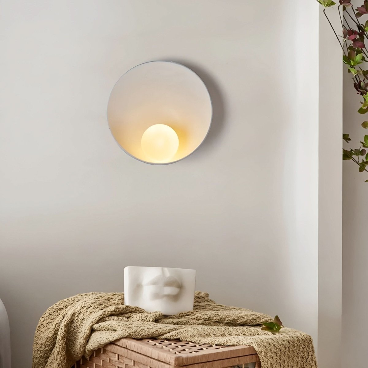 Wall lamp with a rounded design