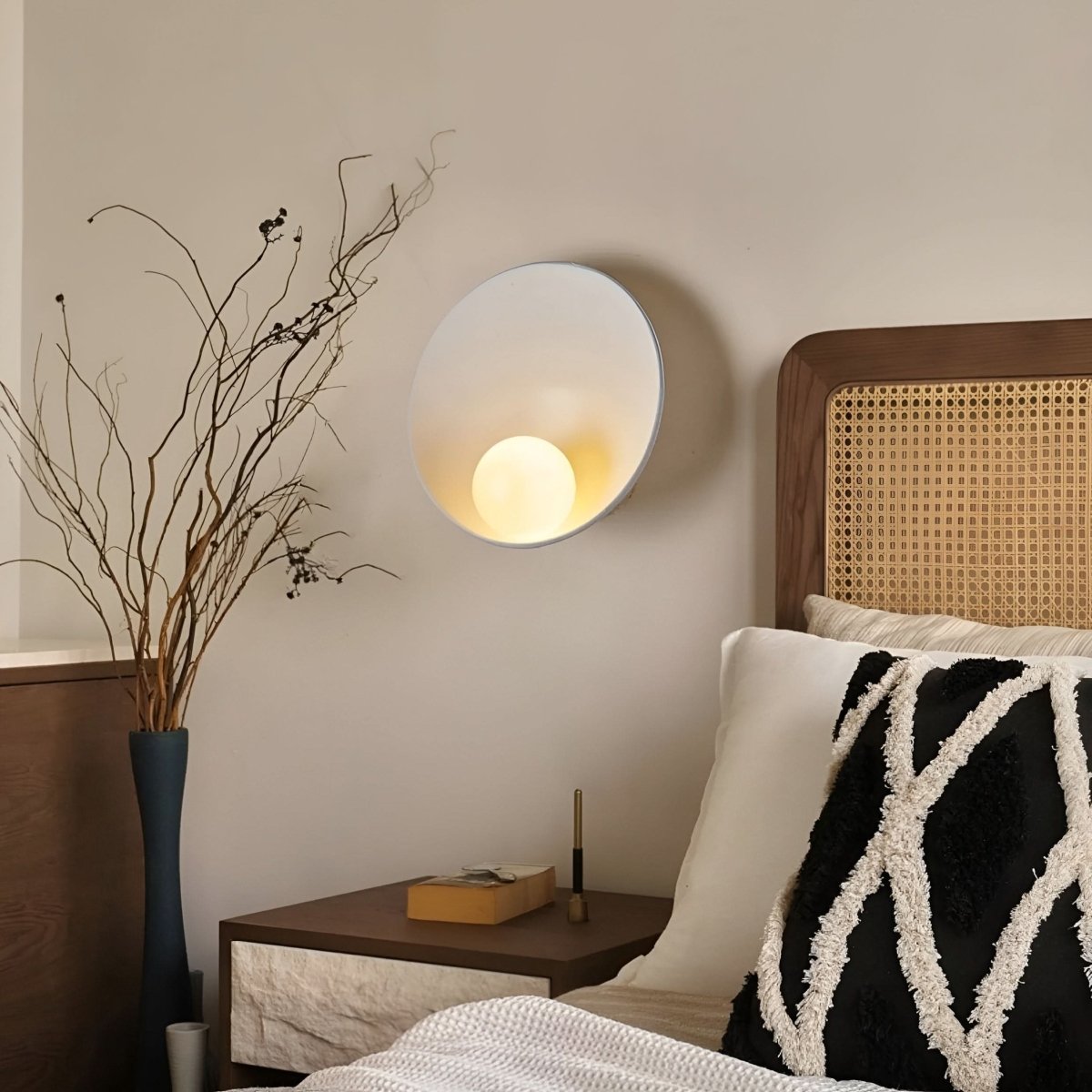 Wall lamp with a rounded design