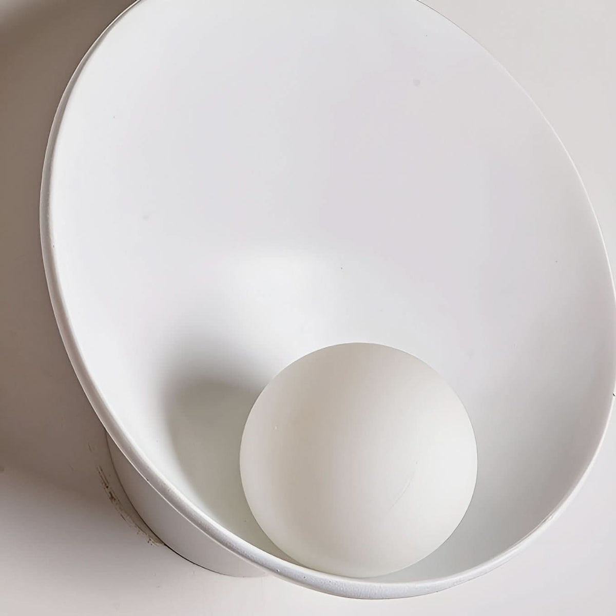 Wall lamp with a rounded design