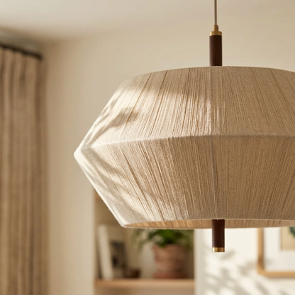 Lampa wisząca z kloszem oplecionym nicią