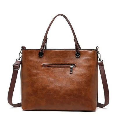 Crossbody bag with a magnetic closure