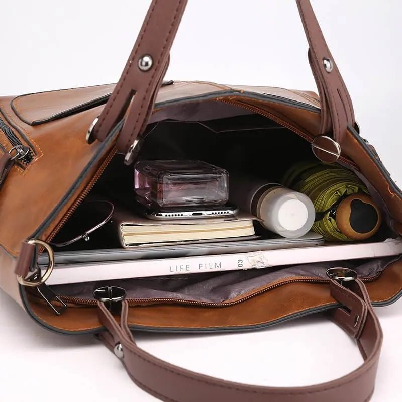 Crossbody bag with a magnetic closure