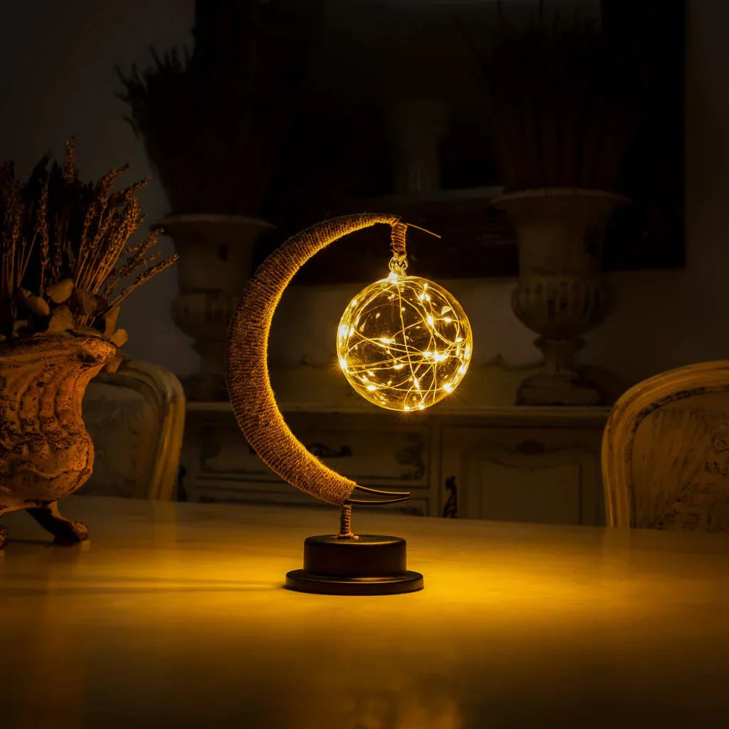LED lampa ve tvaru měsíce na baterie