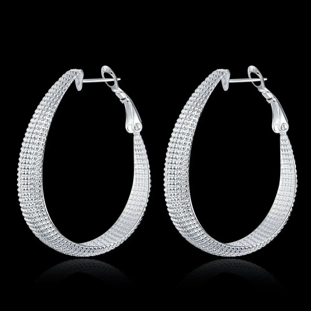 Round screw-back earrings