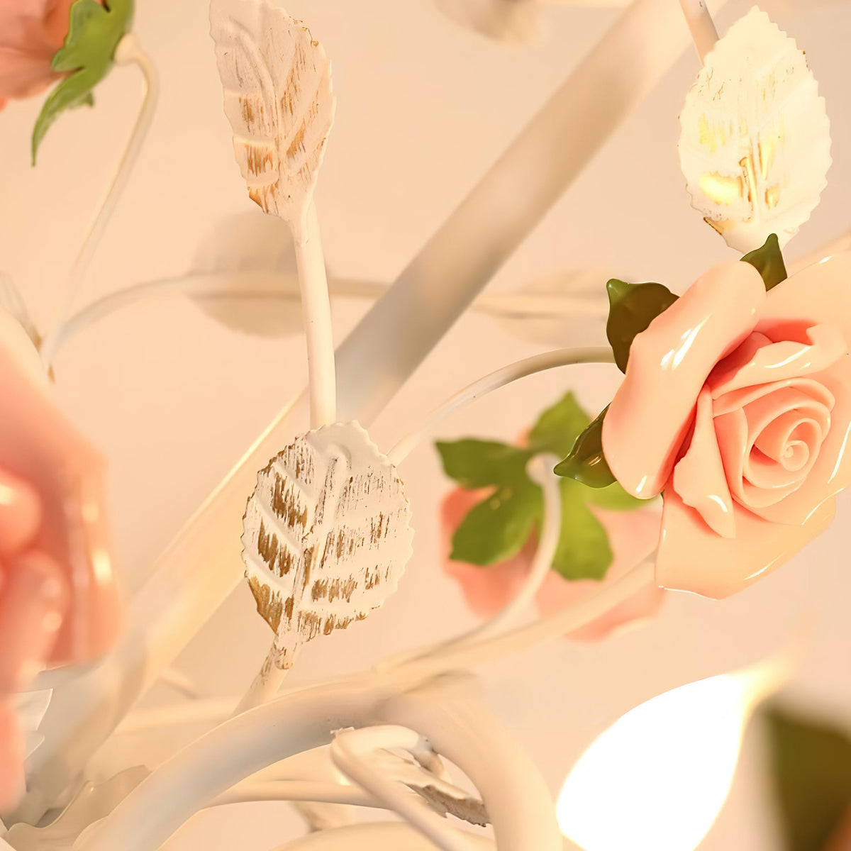 Lustre avec des roses en céramique sur une structure métallique