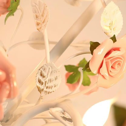 Lustre avec des roses en céramique sur une structure métallique