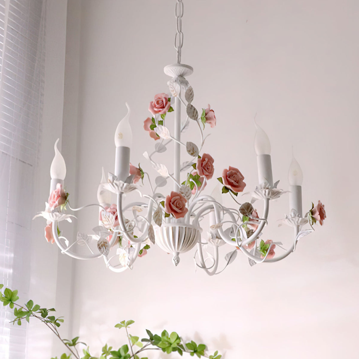Lustre avec des roses en céramique sur une structure métallique
