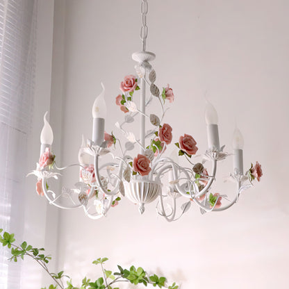 Lustre avec des roses en céramique sur une structure métallique