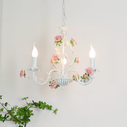 Lustre avec des roses en céramique sur une structure métallique