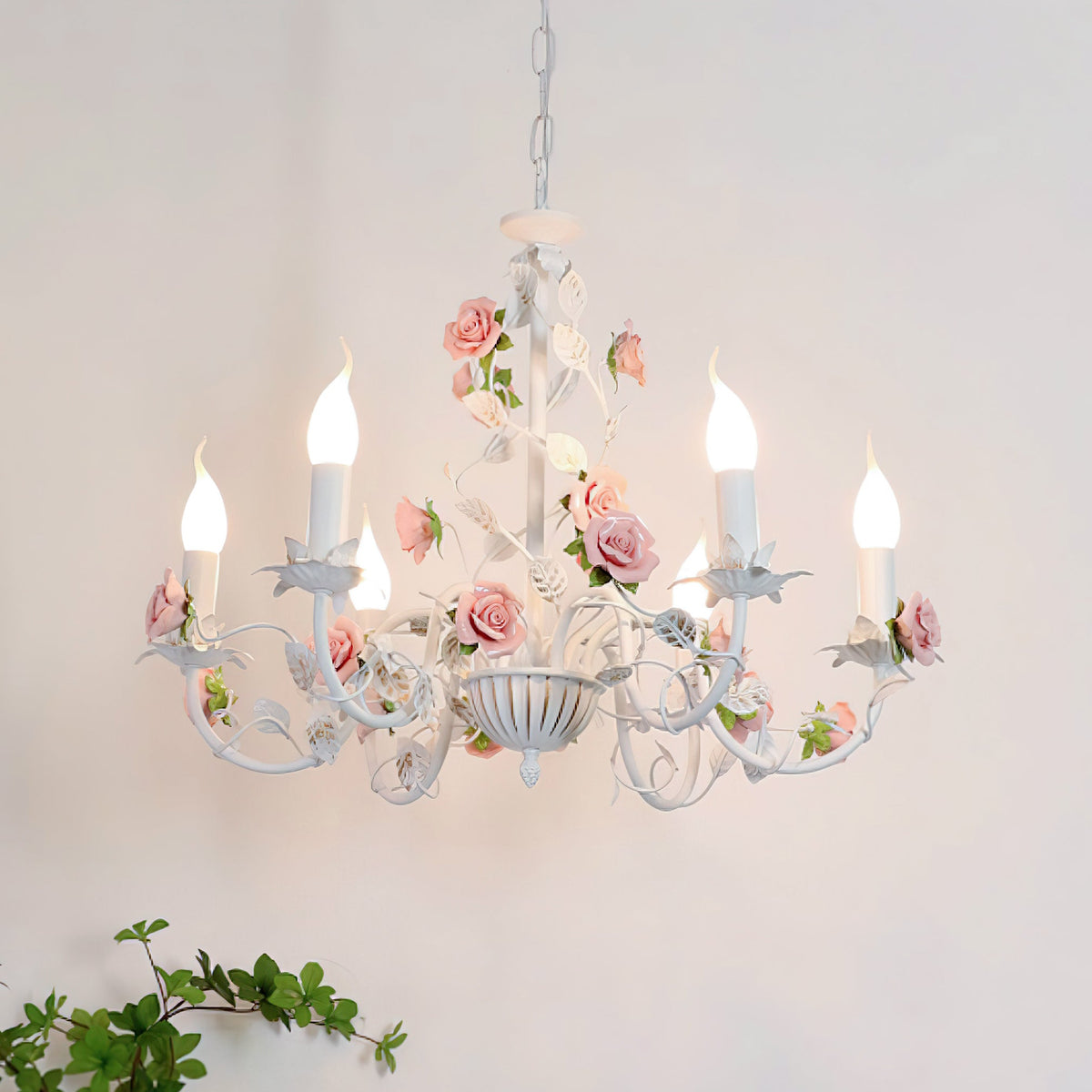 Lustre avec des roses en céramique sur une structure métallique